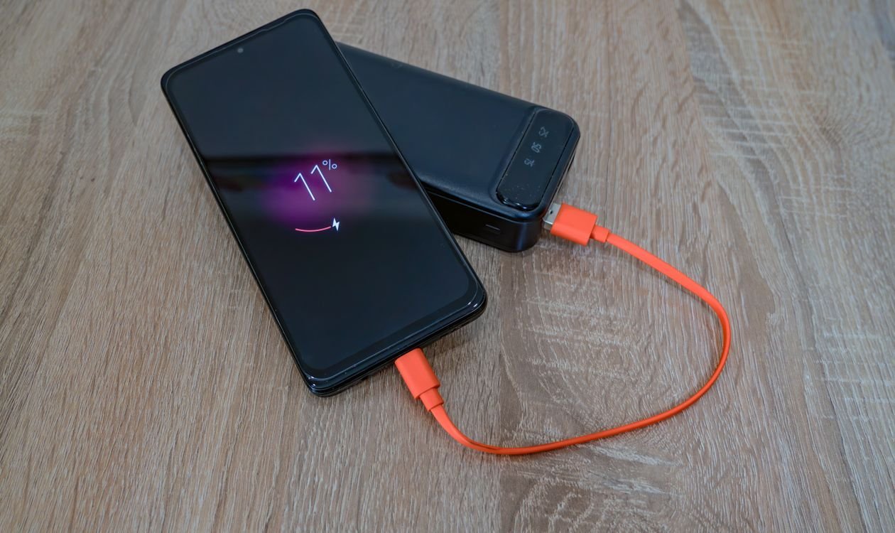 Smartphone charging from a portable power bank while on the go