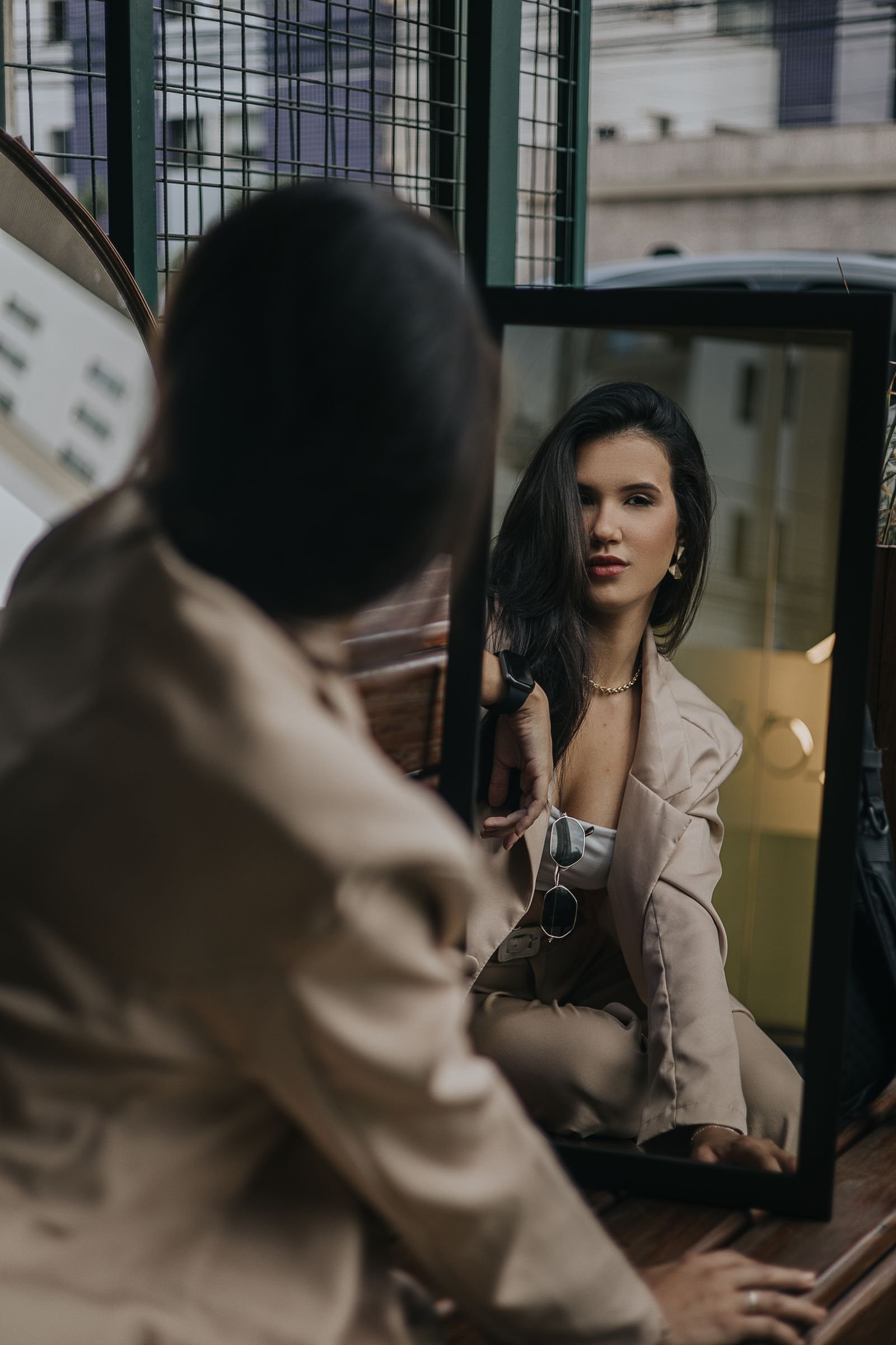 Woman wearing a neutral capsule wardrobe outfit