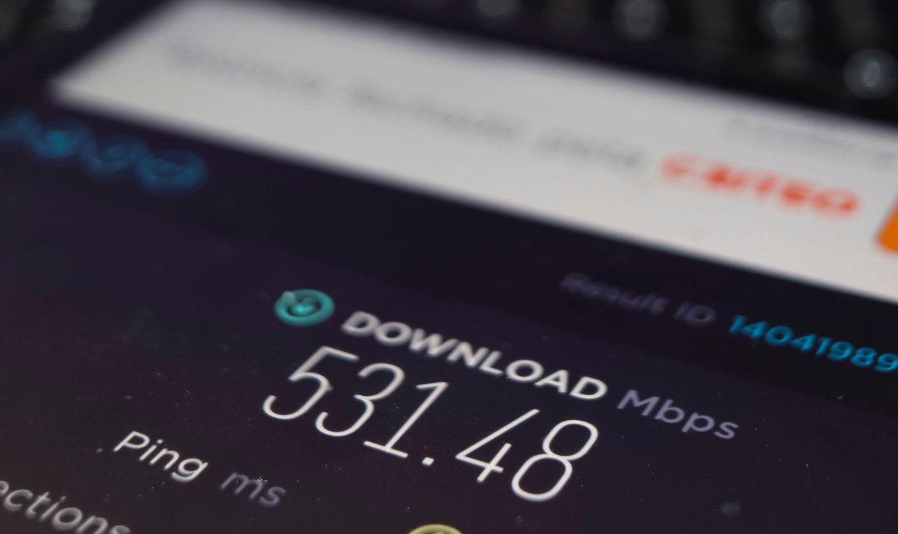 Smartphone showing a fast internet speed test result of 531 Mbps
