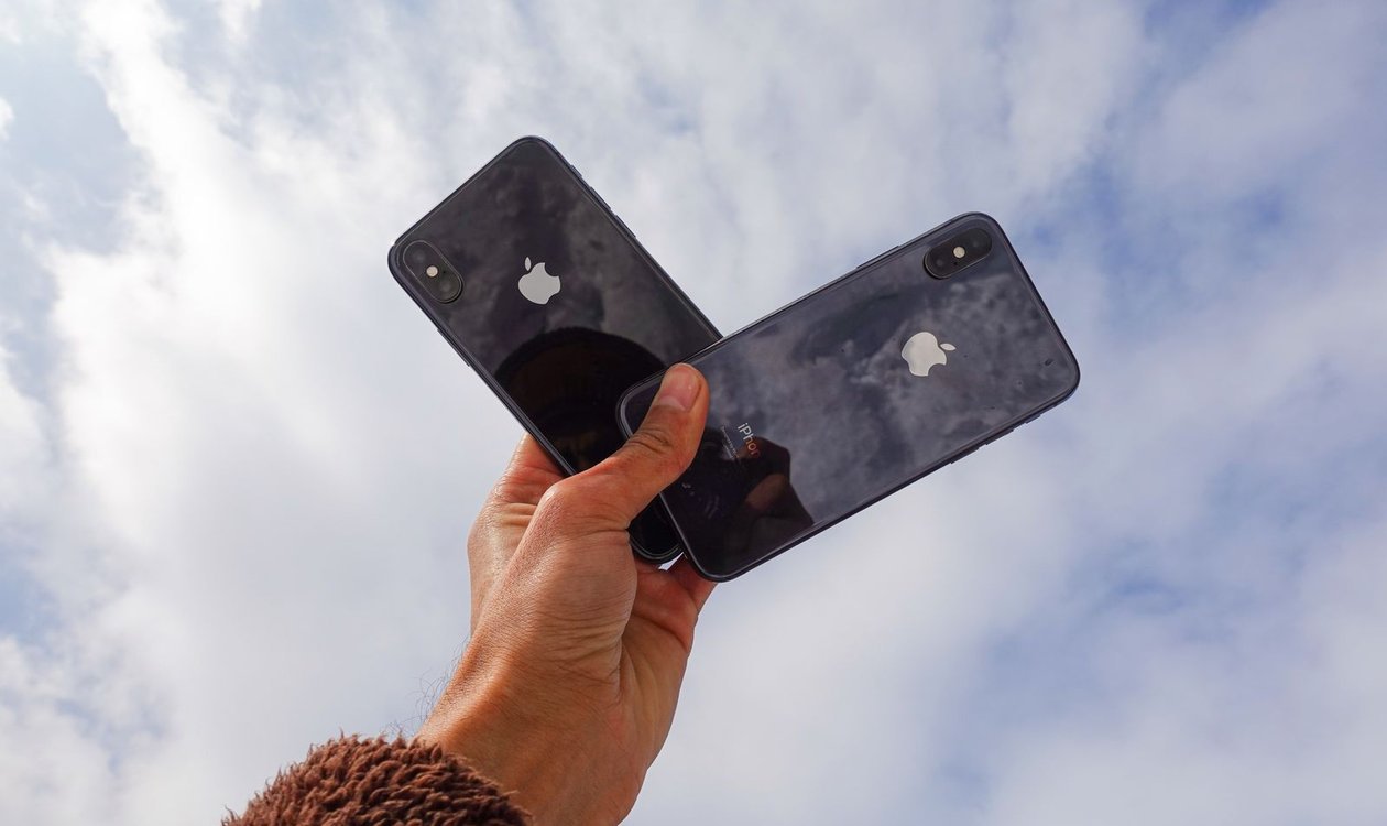 Two iPhones held side by side ready to transfer data from a backup